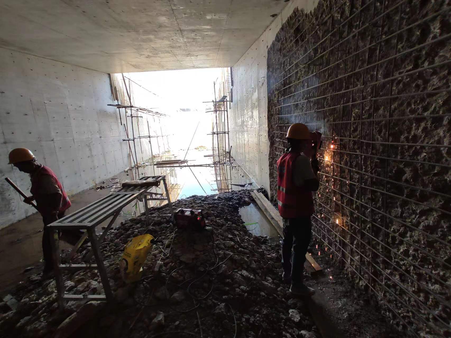 范县挖断承重墙导致楼体开裂，加固施工方案出炉